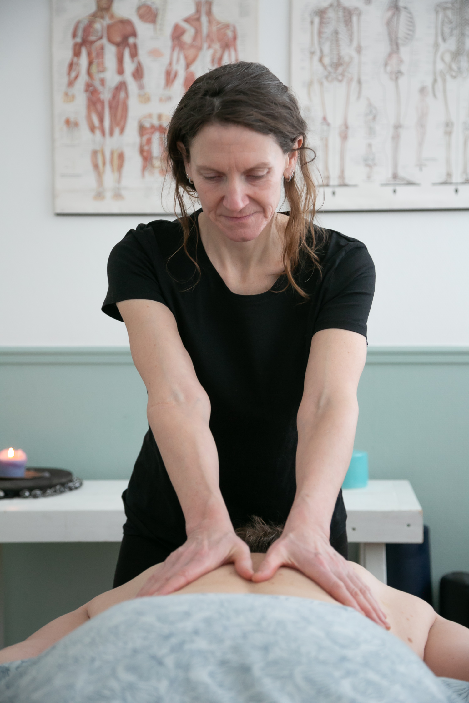 Aoife performing lomilomi bodywork during a session
