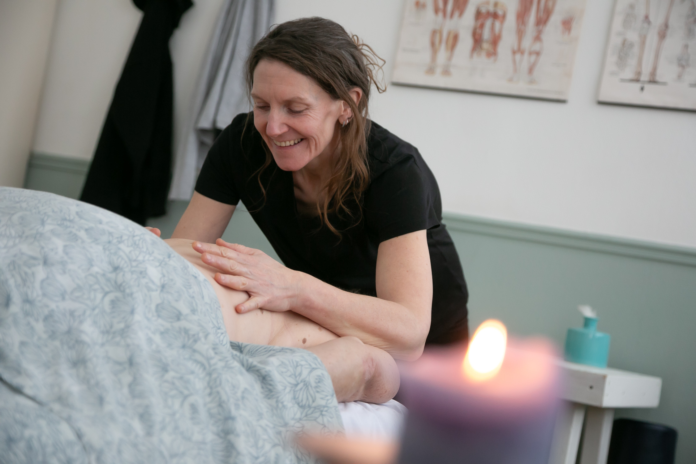 Aoife giving a lomilomi bodywork treatment
